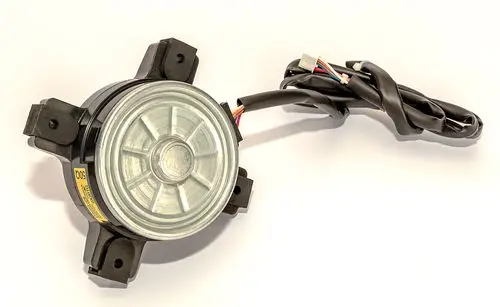 Daikin Lüftermotor mit einer runden Metallplatte und einem Kabelbaum. Der Motor hat Halterungen zur Befestigung und ist für den Einsatz in Heizsystemen konzipiert.